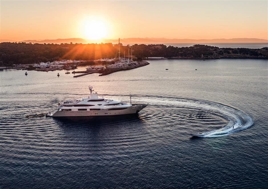 M/Y Light Holic