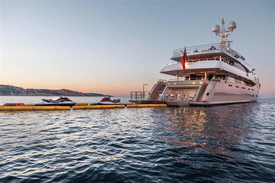 M/Y Light Holic